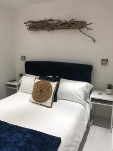 Кровать или кровати в номере Ocean Drive Deluxe Apartment ground floor Brean with a complimentary Tray