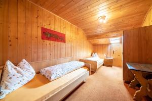 A bed or beds in a room at Rotsteinhof Apartement Bergblick