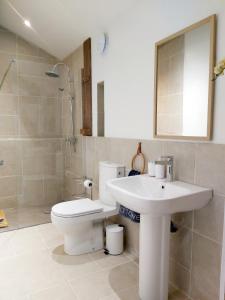 Bilik mandi di Beautiful 2 bed cottage with swimming pool