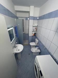 een badkamer met 2 wastafels en 2 toiletten bij Premium Apartaments 10 in Vlorë