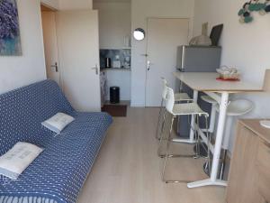 Appartement Le Lavandou, 2 pièces, 4 personnes - FR-1-308-79にあるキッチンまたは簡易キッチン