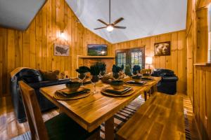 Gallery image of Private Mountain Cabin, hot tub escape in the Smokies, with THE view in Sevierville