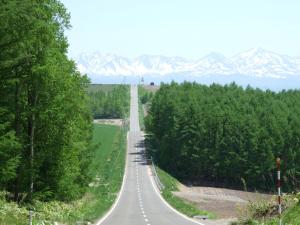 旭川市にある旭川貸切一軒家プラスティの雪山を背景に空道