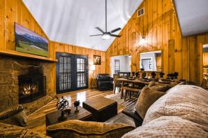 uma sala de estar com um sofá e uma lareira em Private Mountain Cabin, hot tub escape in the Smokies, with THE view em Sevierville