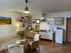 kuchnia ze stołem i krzesłami oraz kuchnia z blatem w obiekcie Holiday Home Pure Nature w mieście Tkon