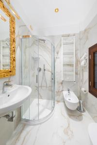 y baño con ducha acristalada y lavamanos. en La Veneziana Boutique Rooms 2, en Venecia