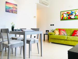 A seating area at Stepandgo Milano Navigli