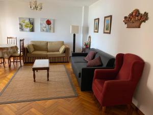 een woonkamer met 2 banken en een tafel bij MAR DE BAIONA in Baiona