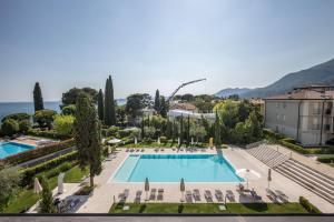 vista sulla piscina di un resort di Appartamento Madeleine a Toscolano Maderno