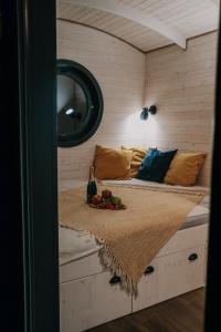 Posteľ alebo postele v izbe v ubytovaní Maringotka Gerlovka Šumava