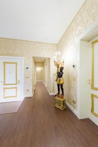 un pasillo vacío con una estatua en medio de una habitación en La Veneziana Boutique Rooms 2, en Venecia