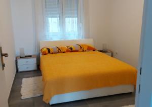 Tempat tidur dalam kamar di Apartmani Mare