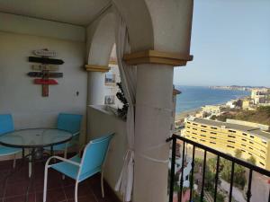 balcón con mesa, sillas y vistas al océano en Carvajal - Balcon de Benalmadena, en Benalmádena