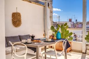 un tavolo su un balcone con tavolo e sedie di Il Nido - Le Case di Valentina a Gallipoli