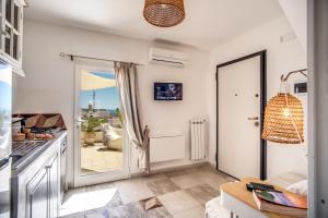 una cucina con una porta che conduce a un patio di Il Nido - Le Case di Valentina a Gallipoli