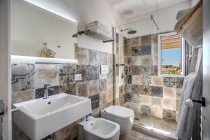 un bagno con lavandino e WC di Il Nido - Le Case di Valentina a Gallipoli Altre 17 foto
