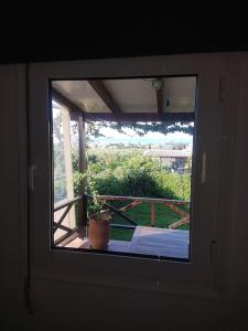une fenêtre dans une pièce avec une plante en pot dans l'établissement Amalthia, à Siteía