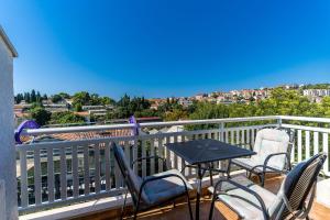 Un patio con sillas y una mesa en el balcón. en Apartments Princ Hrvoje en Dubrovnik