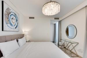 Postel nebo postele na pokoji v ubytování Sea View 2BD in new 52 42 tower Dubai Marina
