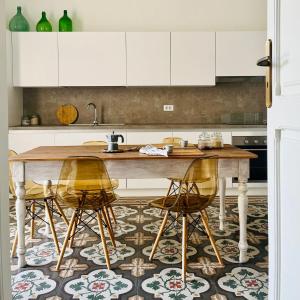A kitchen or kitchenette at Designer Apartment