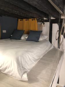 Postel nebo postele na pokoji v ubytování Quartier d'Emily in Paris