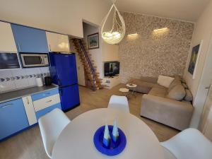 cocina y sala de estar con mesa blanca y sillas. en Sea View Novalja, en Novalja