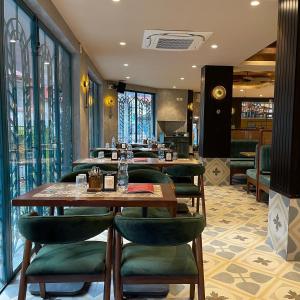 Restaurace v ubytování Sandoz Palm Retreat - Mall Road, Mussoorie