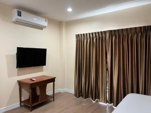 A television and/or entertainment centre at Anwari Hotel