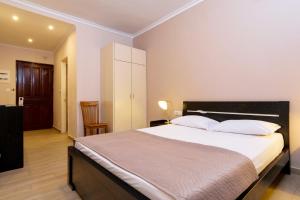 ein Schlafzimmer mit einem großen Bett in einem Zimmer in der Unterkunft Archontiki City Hotel in Chania