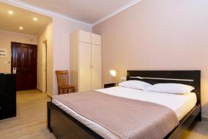 Postel nebo postele na pokoji v ubytování Archontiki City Hotel