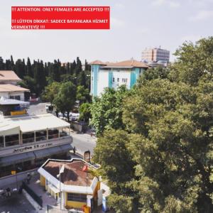 einen Blick über eine Stadt mit einem Gebäude und Bäumen in der Unterkunft !ONLY FEMALES! Bakirkoy Ladies Dormitory in Istanbul