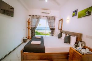 Postel nebo postele na pokoji v ubytování Liyonaa Beach Hotel + 37 fotografií
