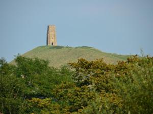 una torre en la cima de una colina con árboles en Belle Vue Guesthouse, en Glastonbury