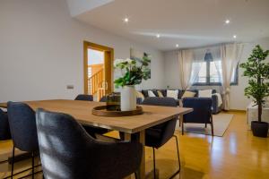 a dining room with a table and chairs at La Casa del Mar in Chiclana de la Frontera