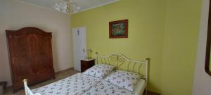 a bedroom with a bed with a wooden head board at Zum Alten Pfarrhaus in Damscheid