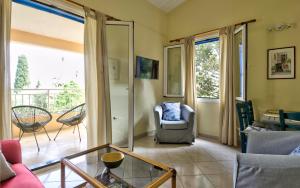 a living room with a glass table and chairs at Villa Melina in Nisakion