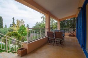 a balcony of a house with chairs and a table at Villa Melina in Nisakion