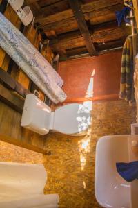 Et badeværelse på Pelekas Olive Grove Oasis Room No4