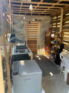 uma cozinha com um fogão e um lavatório num quarto em Pelekas Olive Grove Oasis Room No4 em Pelekas