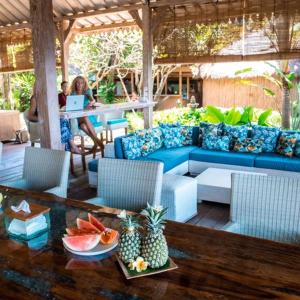 sala de estar con sofá azul y mesa en Cili Emas Oceanside Resort, en Tejakula