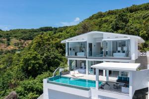 ein Bild von einem Haus mit einem Swimmingpool in der Unterkunft Villa Yindee managed by Villa For You in Koh Samui 