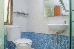 ジャカルタにあるUrbanest Inn House Slipiのトイレと洗面台付きのバスルーム +47枚の写真