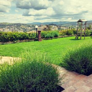 un prato con gazebo e campo di Casa sui Tetti a Ozieri