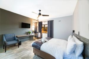 Postel nebo postele na pokoji v ubytování N1 Hotel Rotten Row Harare