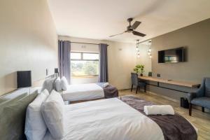 Postel nebo postele na pokoji v ubytování N1 Hotel Rotten Row Harare