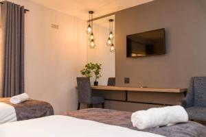 Postel nebo postele na pokoji v ubytování N1 Hotel Rotten Row Harare