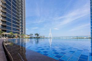 Bazén v ubytování Sea View 2BD in new 52 42 tower Dubai Marina nebo v jeho okolí