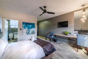 Postel nebo postele na pokoji v ubytování N1 Hotel Rotten Row Harare