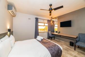 Postel nebo postele na pokoji v ubytování N1 Hotel Rotten Row Harare