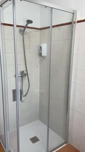 una doccia con porta in vetro in bagno di La Laja 9 a Playa Blanca